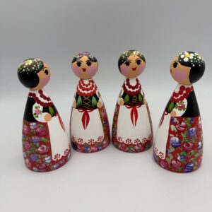 Drewniana lalka w góralskim stroju ludowym
